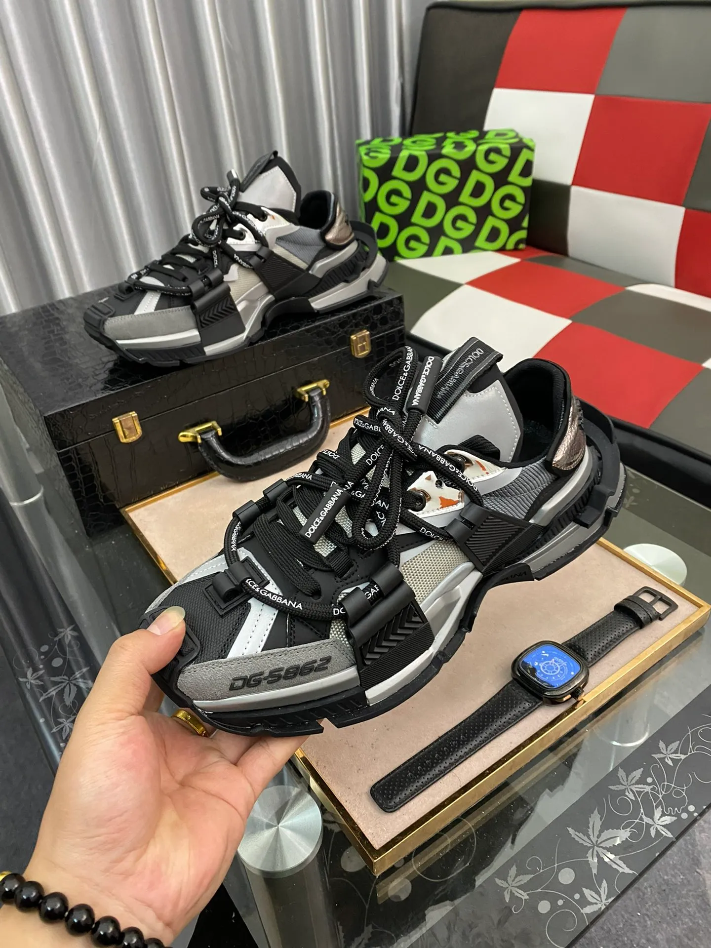 Ex-factory price 680⌚️⌚️ DOLC* & GDB*NA DG Dolce & Gabbana 2022 early spring new casual sports shoes. Daddy shoes DG’s latest development of dad shoes. This sneaker is full of technology. The entire design concept of machine armor. The uppers are all made with heavy craftsmanship. Both shoes are designed with full logos. The materials are all original imported custom fabrics. Many small accessories are made in private molds to try to be indistinguishable from the originals! ! The difference between the original 1:1 molded TPU outsole and the rubber outsole on the market! Size male 38-44